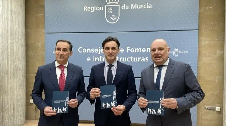 El consejero de Fomento e Infraestructuras, Jorge García Montoro, acompañado del presidente de la Federación de Municipios, Víctor Manuel López, y el presidente del CERMI, Pedro Martínez, presentan la primera Jornada informativa sobre planes de accesibilidad dirigida a los ayuntamientos. (CARM)