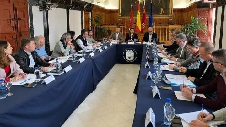 Imagen de la consejera de Agricultura, Sara Rubira, junto al alcalde de Caravaca de la Cruz y el resto de miembros que componen la Mesa del Secano. (CARM)