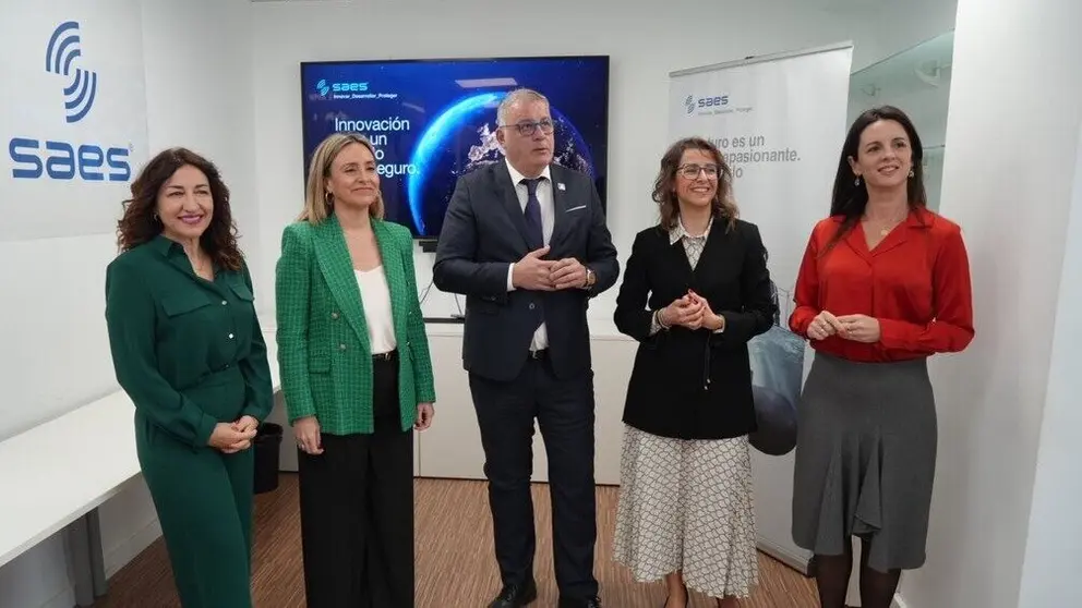 Visita de la consejera de Igualdad, Conchita Ruiz, a las instalaciones de la empresa SAES. (CARM)