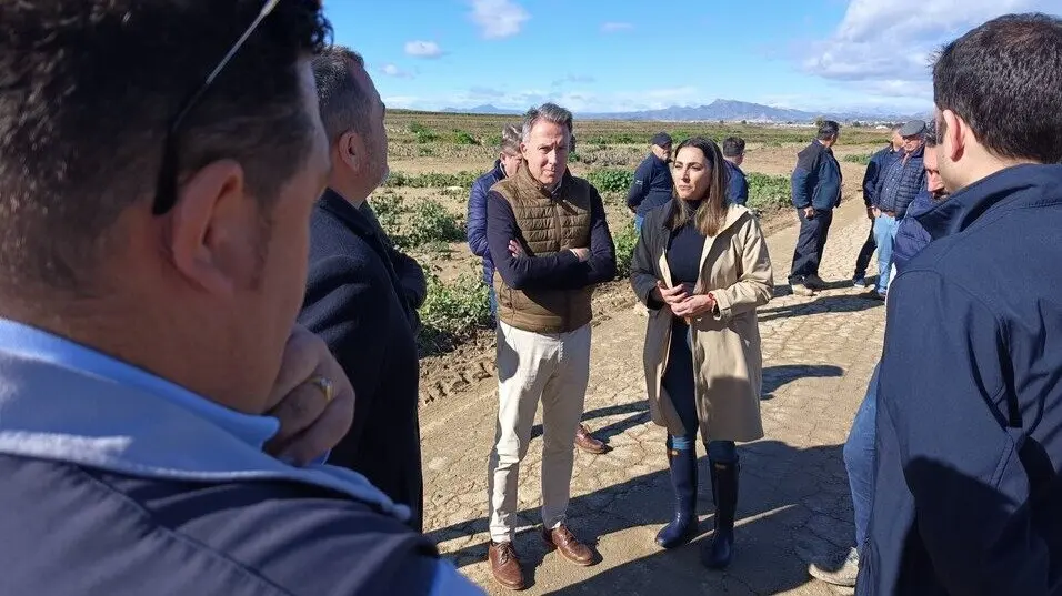 La consejera de Agricultura, Sara Rubira, y el alcalde de Lorca, Fulgencio Gil, durante la visita a cultivos afectados por las lluvias. (CARM)