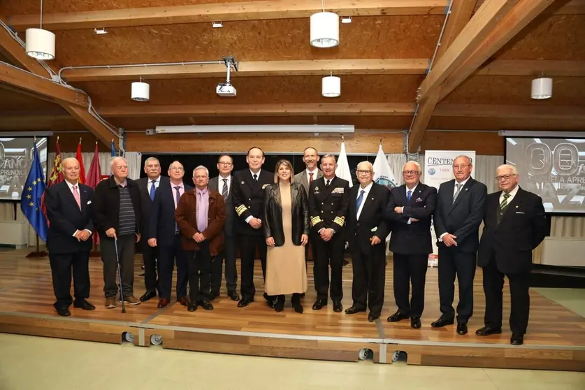 Imagen de familia de autoridades y miembros de la Escuela de Aprendices de Bazán homenajeados. (AYto. de Cartagena)