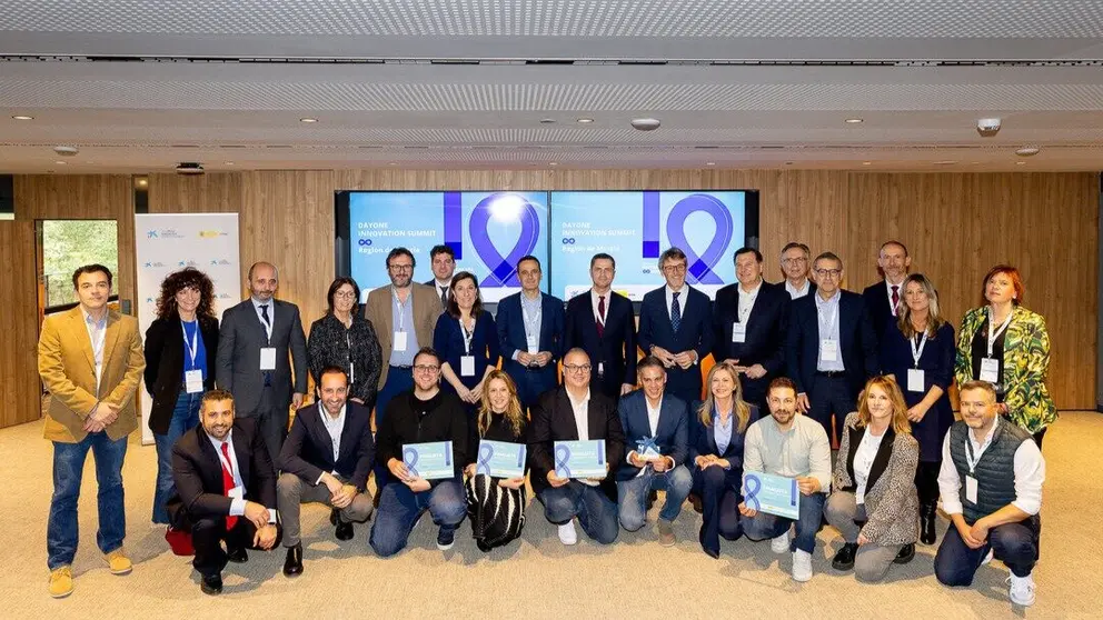 Foto de familia con el vencedor sosteniendo el trofeo y los finalistas de esta edición con sus diplomas. (CaixaBank)