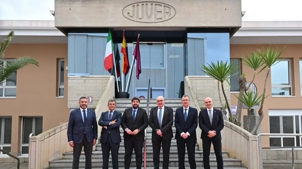 Foto de familia durante la inauguración de las nuevas instalaciones. (Atrevia)