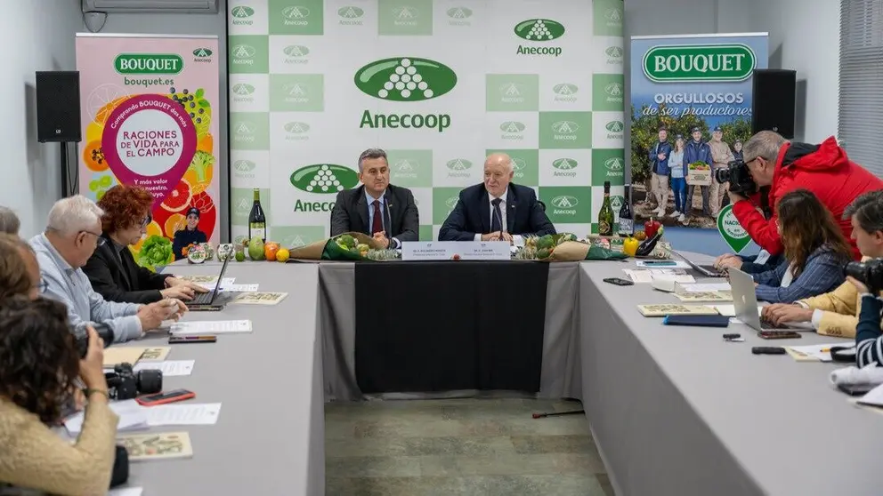 El presidente de Anecoop, Alejandro Monzón, y el director general, Joan Mir, dan a conocer los resultados de la campaña 2023-2024. (Anecoop)