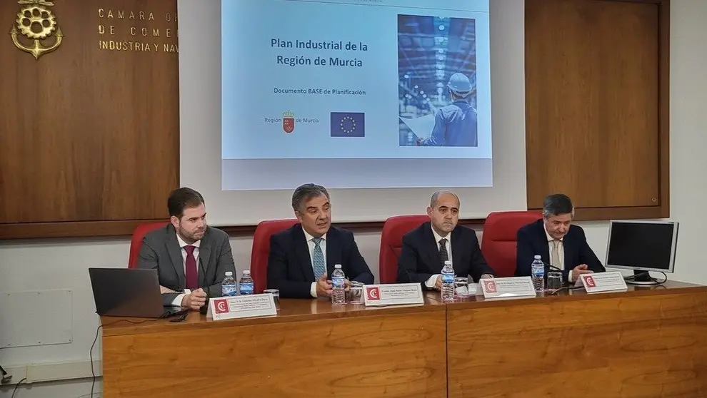 El consejero de Medio Ambiente, Universidades, Investigación y Mar Menor, Juan María Vázquez, durante la reunión de trabajo mantenida con el presidente de la Cámara de Comercio de Cartagena, Miguel Martínez, y miembros de su junta directiva. (CARM)