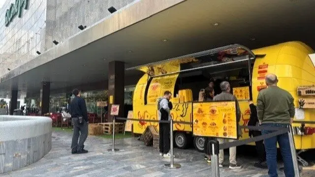 Imagen de la 'foodtruck' en El Corte Inglés de Murcia. (El Corte Inglés)