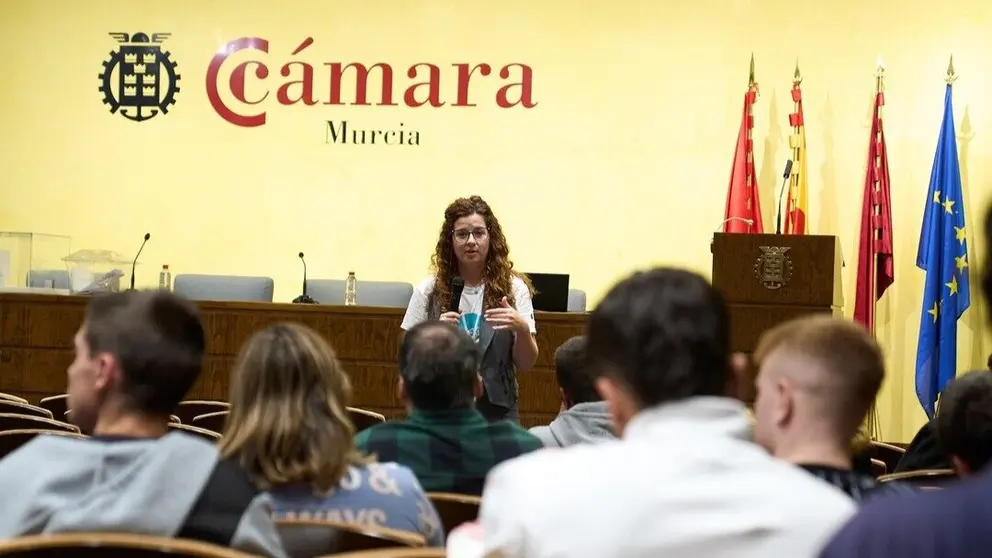 Alumnos de FP Dual difunden las bondades de esta modalidad educativa. (Cámara de Comercio de Murcia)