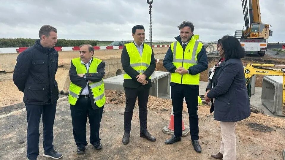 El consejero de Fomento e Infraestructuras, Jorge García Montoro, acompañado del alcalde de San Javier, José Miguel Luengo, durante la colocación de los marcos para mejorar el drenaje en la autovía del Mar Menor. (CARM)