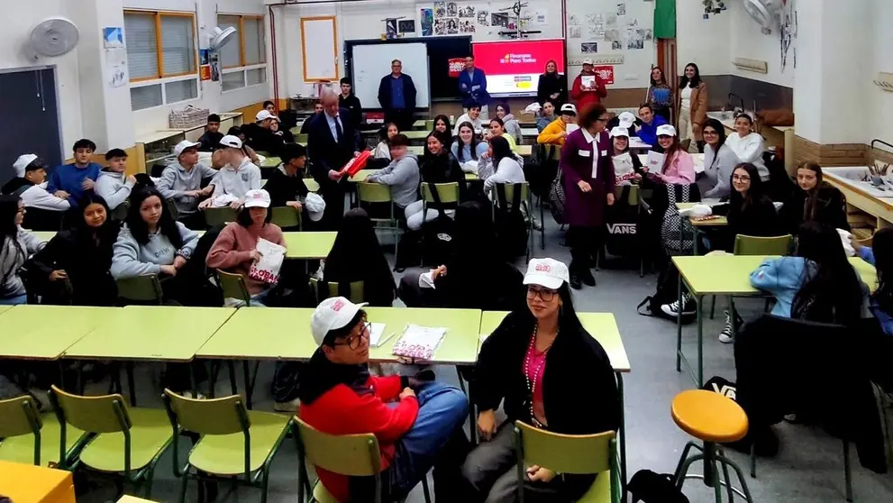 Un momento de la charla sobre educación financiera impartida a los alumnos del IES Los Molinos en el marco de la 'Global Money Week'. (CARM)