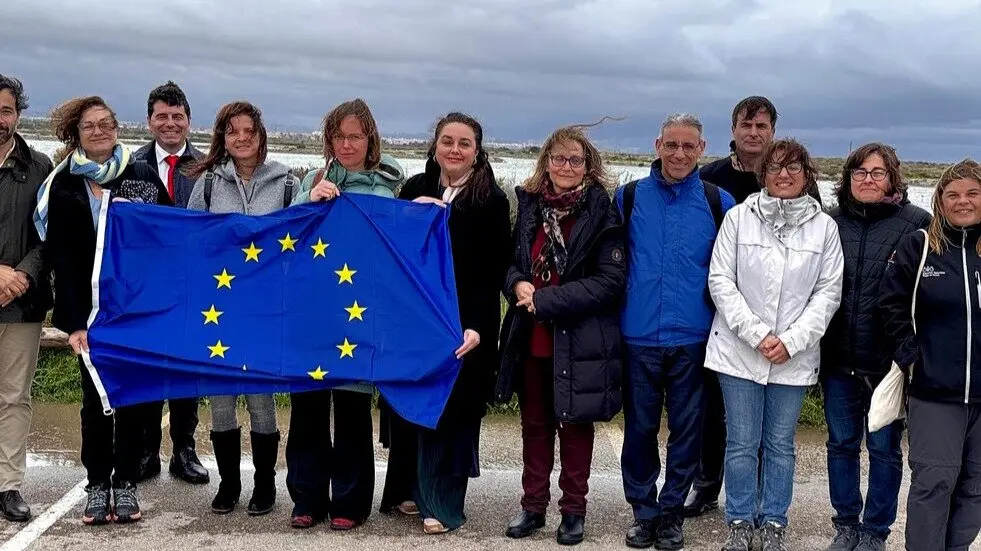 Los asistentes al IV Comité de Seguimiento del programa Feder, durante una de las visitas que realizaron este lunes para conocer las actuaciones que se están desarrollando en el Mar Menor. (CARM)