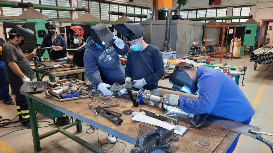 Alumnos del SEF, durante la realización de uno de los cursos de soldadora industrial. (CARM)