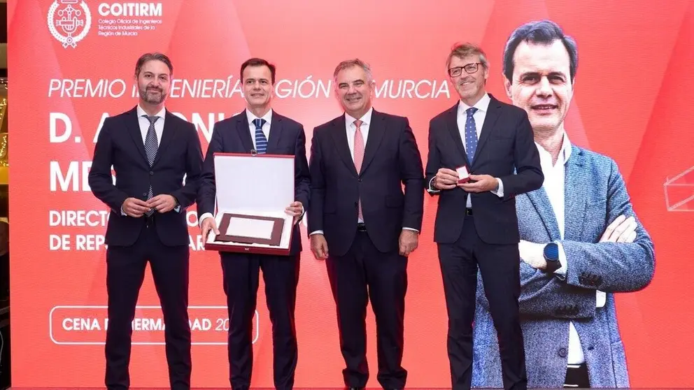 Los consejeros Juan María Vázquez, de Medio Ambiente, y Luis Alberto Marín, de Economía, junto al decano de COITIRM, Miguel Ángel Sola, han entregado a Antonio Mestre la Insignia de Oro y la Placa Conmemorativa del 'I Premio Ingeniería Región de Murcia' (Fidedigno)