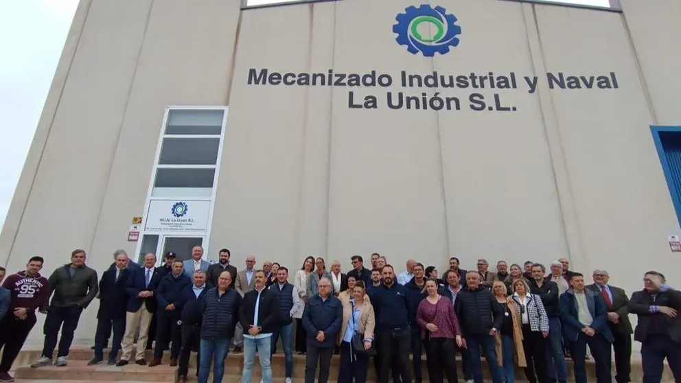 Foto de familia en la fachada de su nave durante celebración de una comida que ha congregado a los trabajadores, socios y directivos de la empresa para conmemorar el primer aniversario y hacer balance. (JR Comunicación y Protocolo)