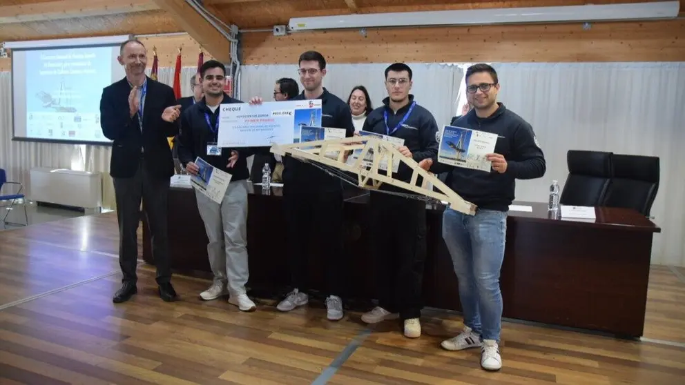 Imagen del equipo premiado junto al rector, Mathieu Kessler. (UPCT)