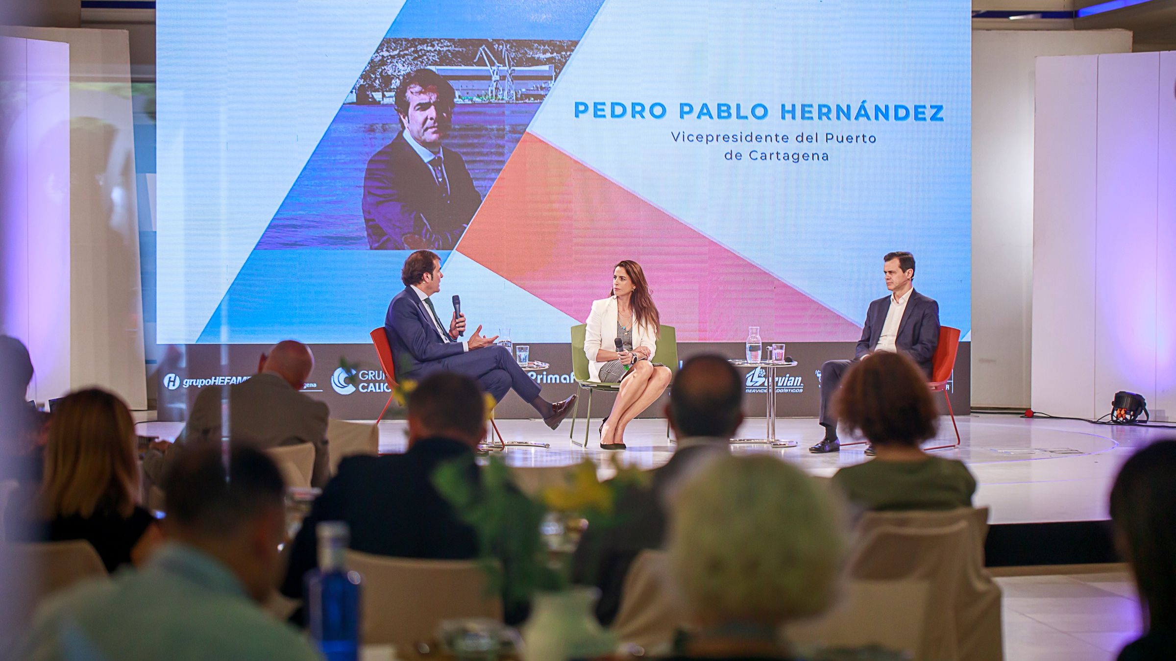 Imagen de la segunda mesa con Pedro Pablo Hernández,
vicepresidente del Puerto de Cartagena y Antonio Mestre, director del Complejo
Industrial Repsol Cartagena.