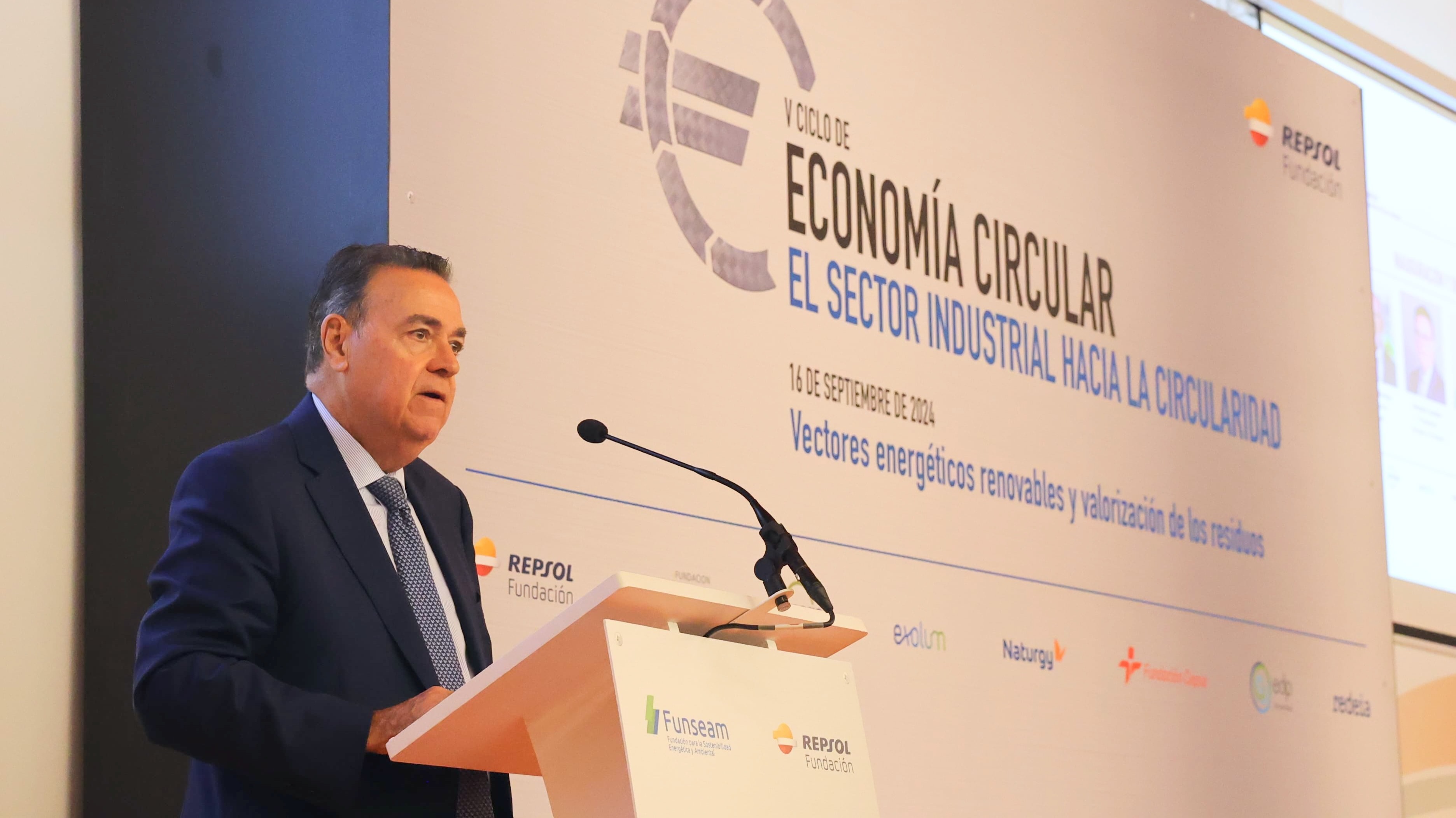 Un momento de la intervención de Antonio Llardén, presidente de 
Enagas y Funseam, en el V Ciclo de Economía Circular 'El sector industrial hacia la circularidad'.